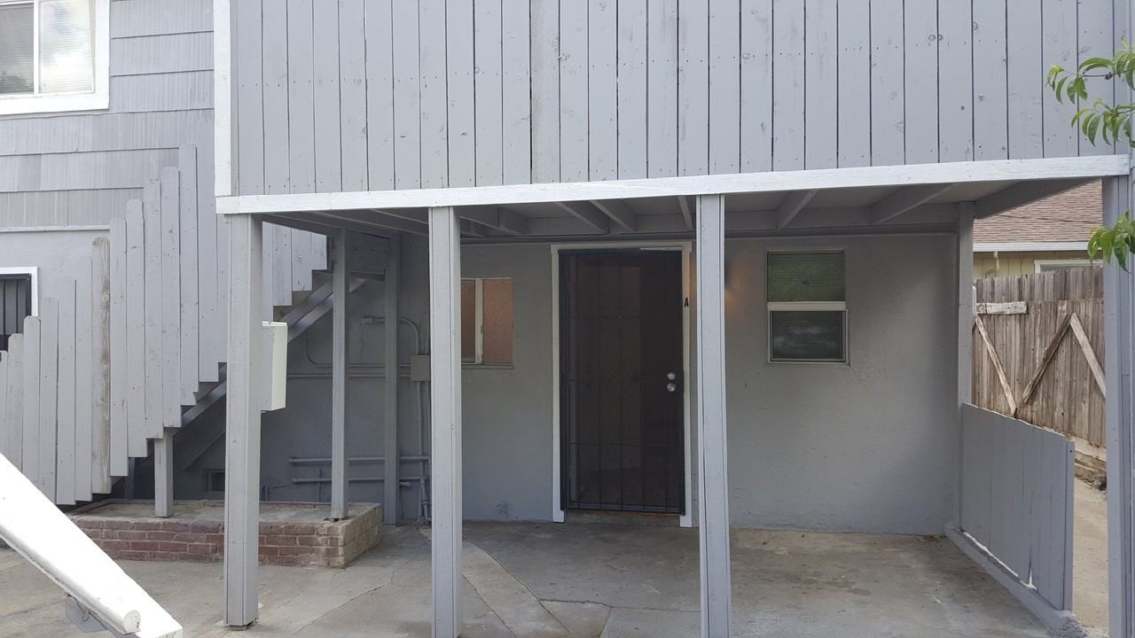 LEXINGTON STREET APTS - Photo 2 of 11