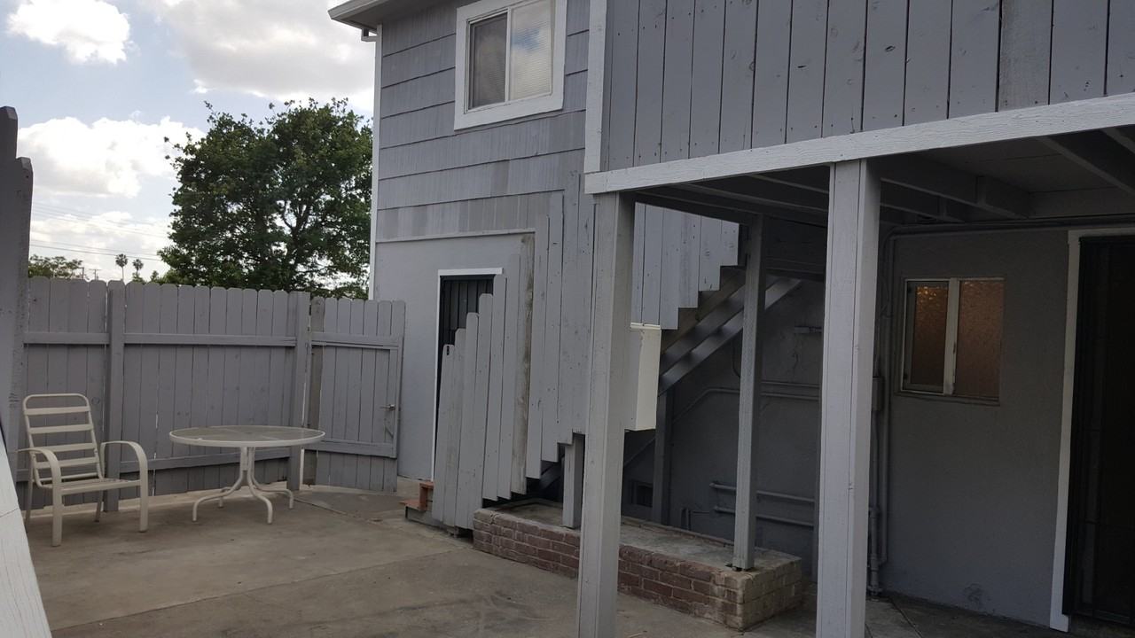 LEXINGTON STREET APTS - Photo 3 of 11