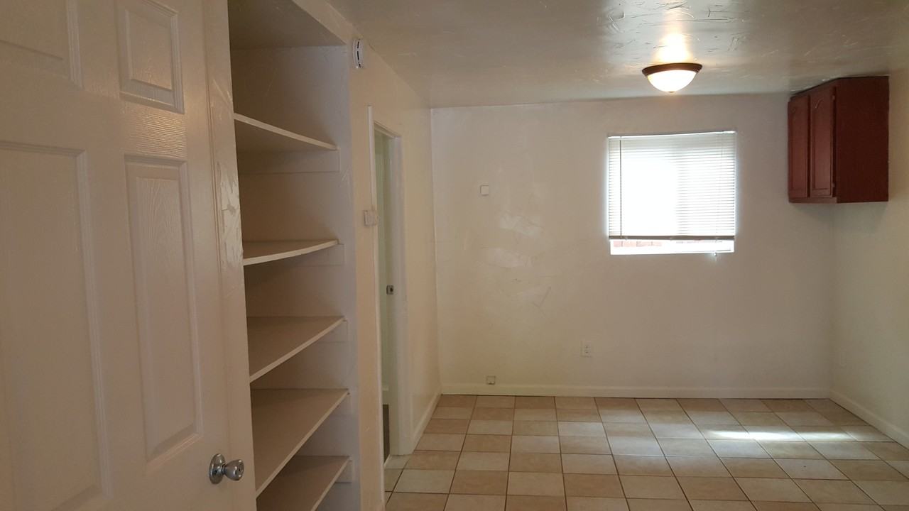 LEXINGTON STREET APTS - Photo 5 of 11