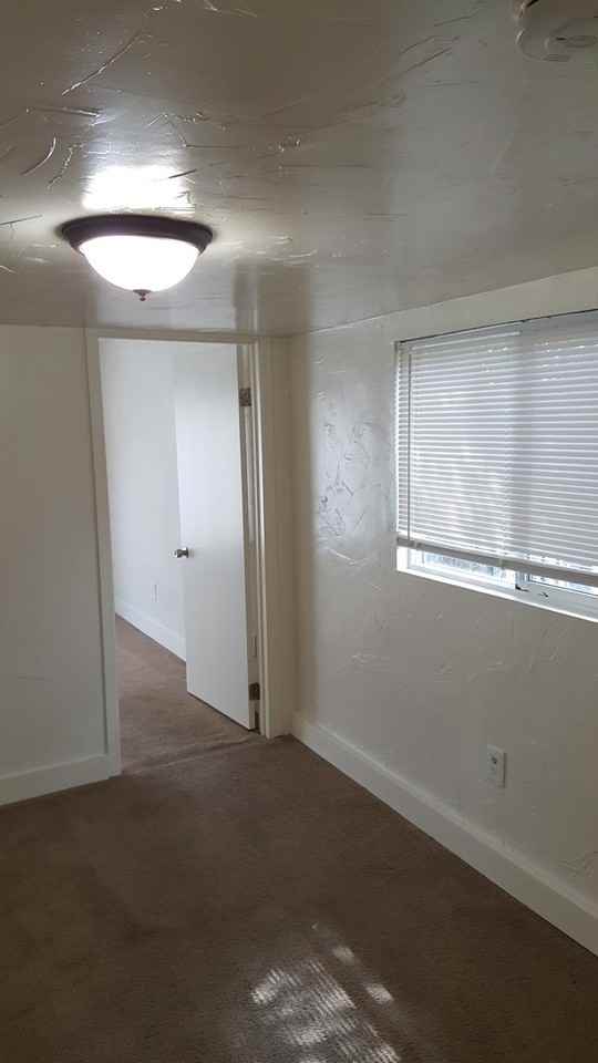 LEXINGTON STREET APTS - Photo 6 of 11