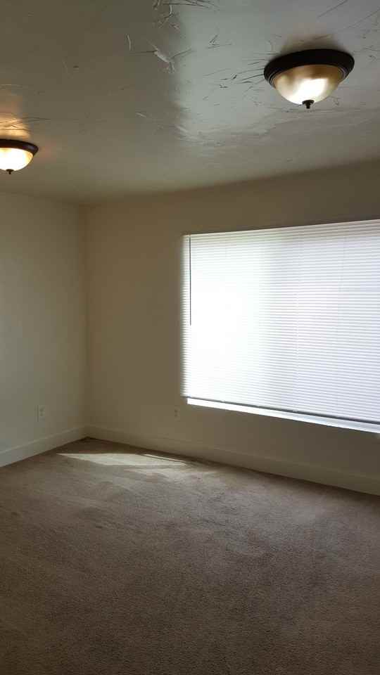 LEXINGTON STREET APTS - Photo 7 of 11