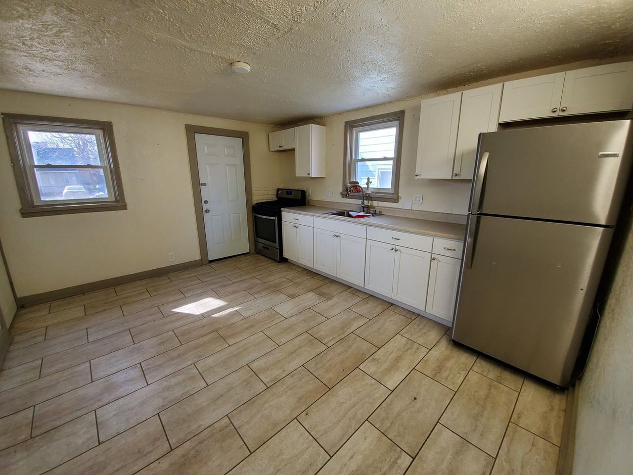 399 Ames St - Photo 3 of 9