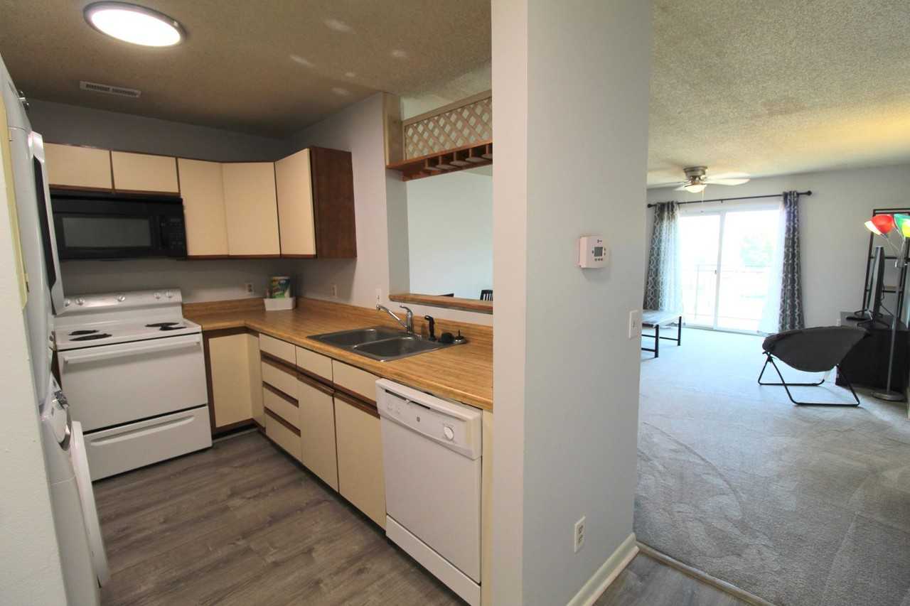 1372 Hunters Rd Apt I - Photo 2 of 32