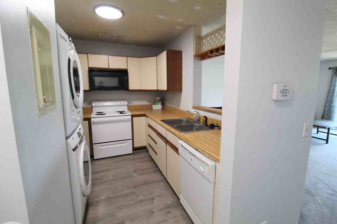 1372 Hunters Rd Apt I - Photo 4 of 32