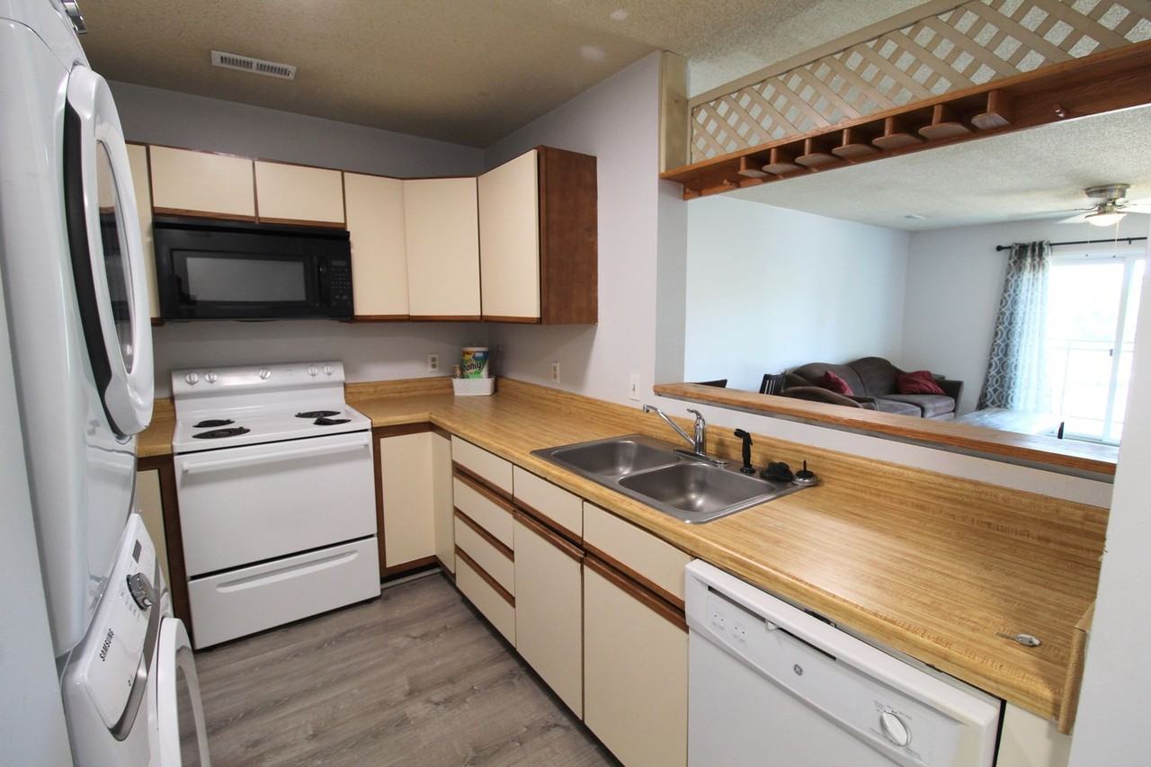 1372 Hunters Rd Apt I - Photo 6 of 32