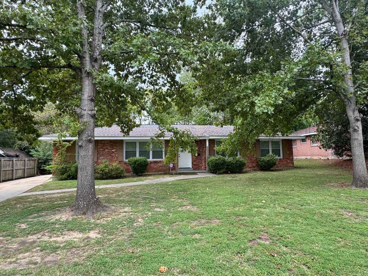 2434 Oxford Dr - Photo 2 of 36