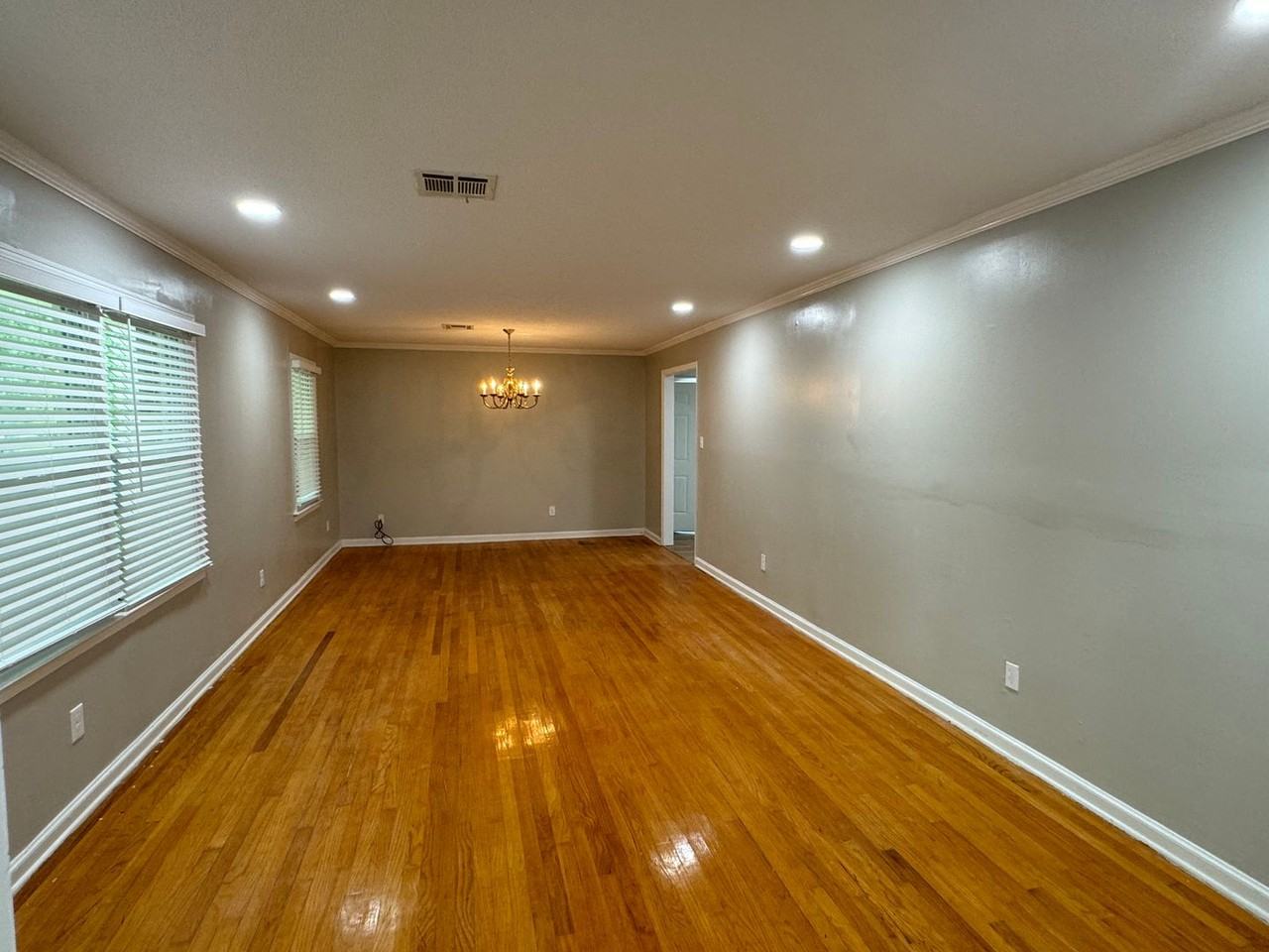 2434 Oxford Dr - Photo 4 of 36