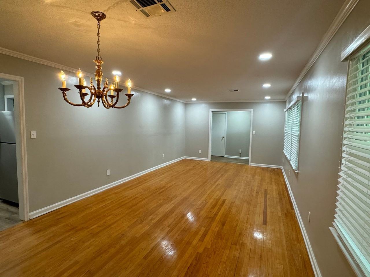 2434 Oxford Dr - Photo 5 of 36