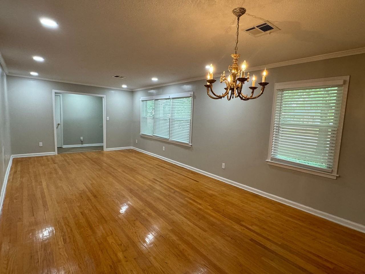 2434 Oxford Dr - Photo 6 of 36