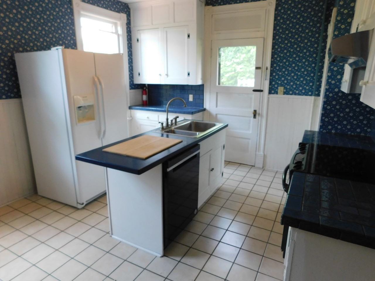 606 Washington St - Photo 3 of 16