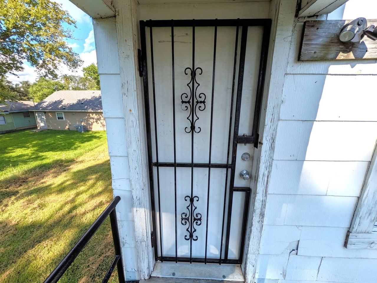 1129 6th Ave - Photo 2 of 10