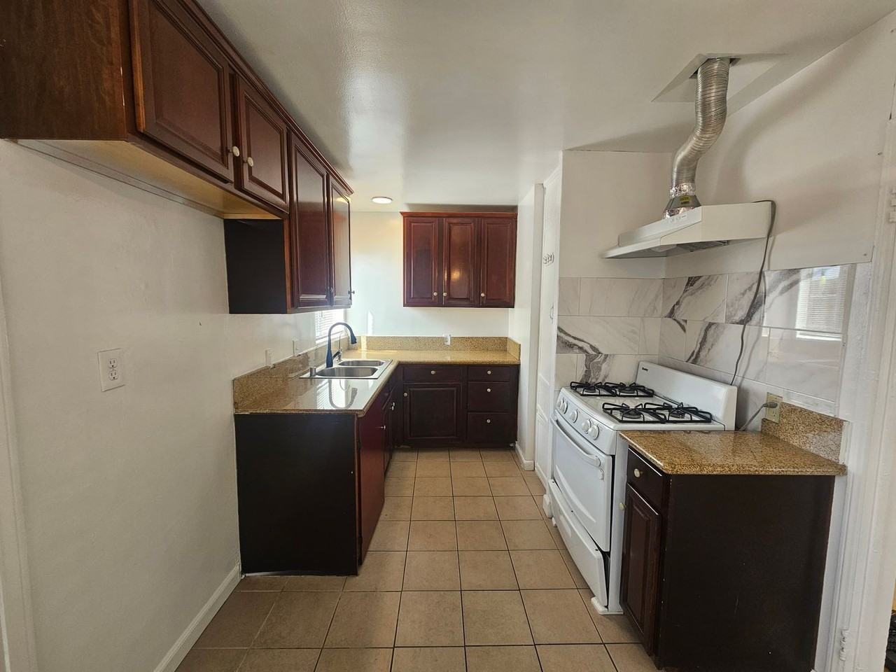 1006 E Elk Ave #C - Photo 3 of 10