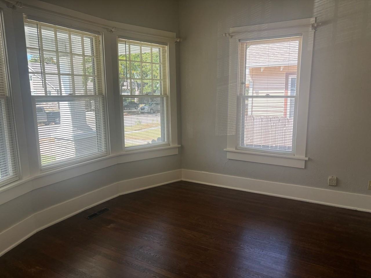 410 N Volutsia Ave - Photo 3 of 18