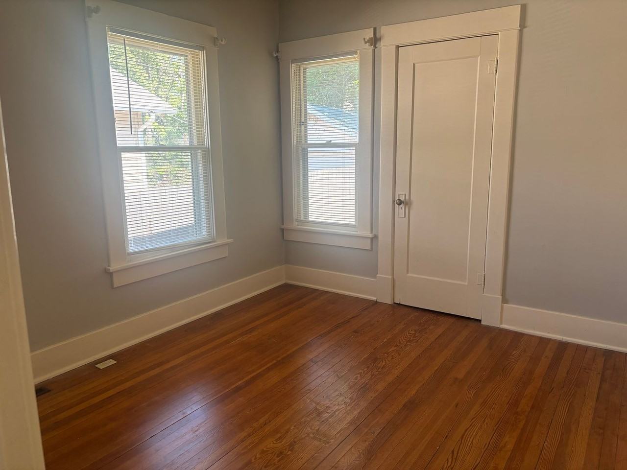 410 N Volutsia Ave - Photo 4 of 18