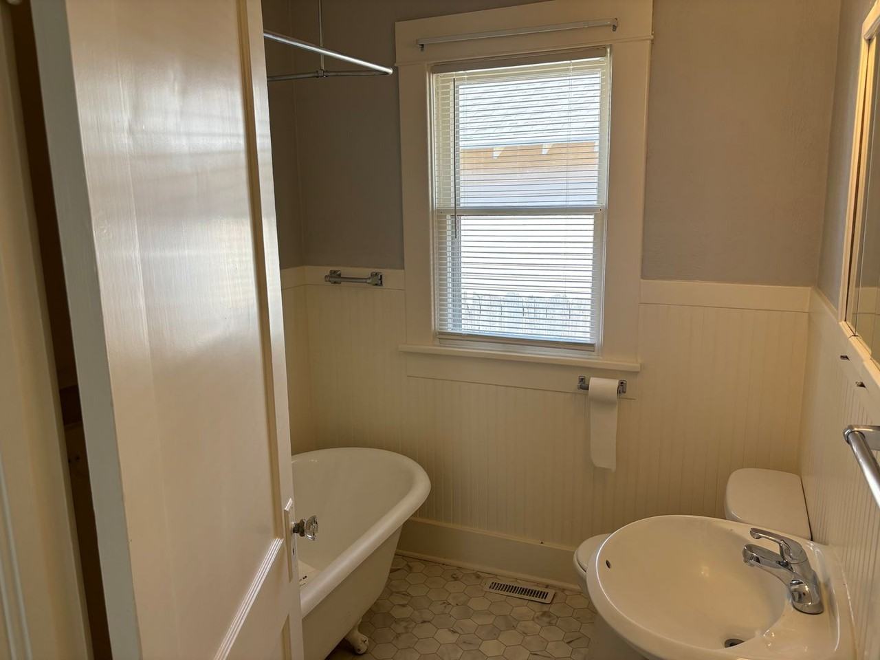 410 N Volutsia Ave - Photo 5 of 18