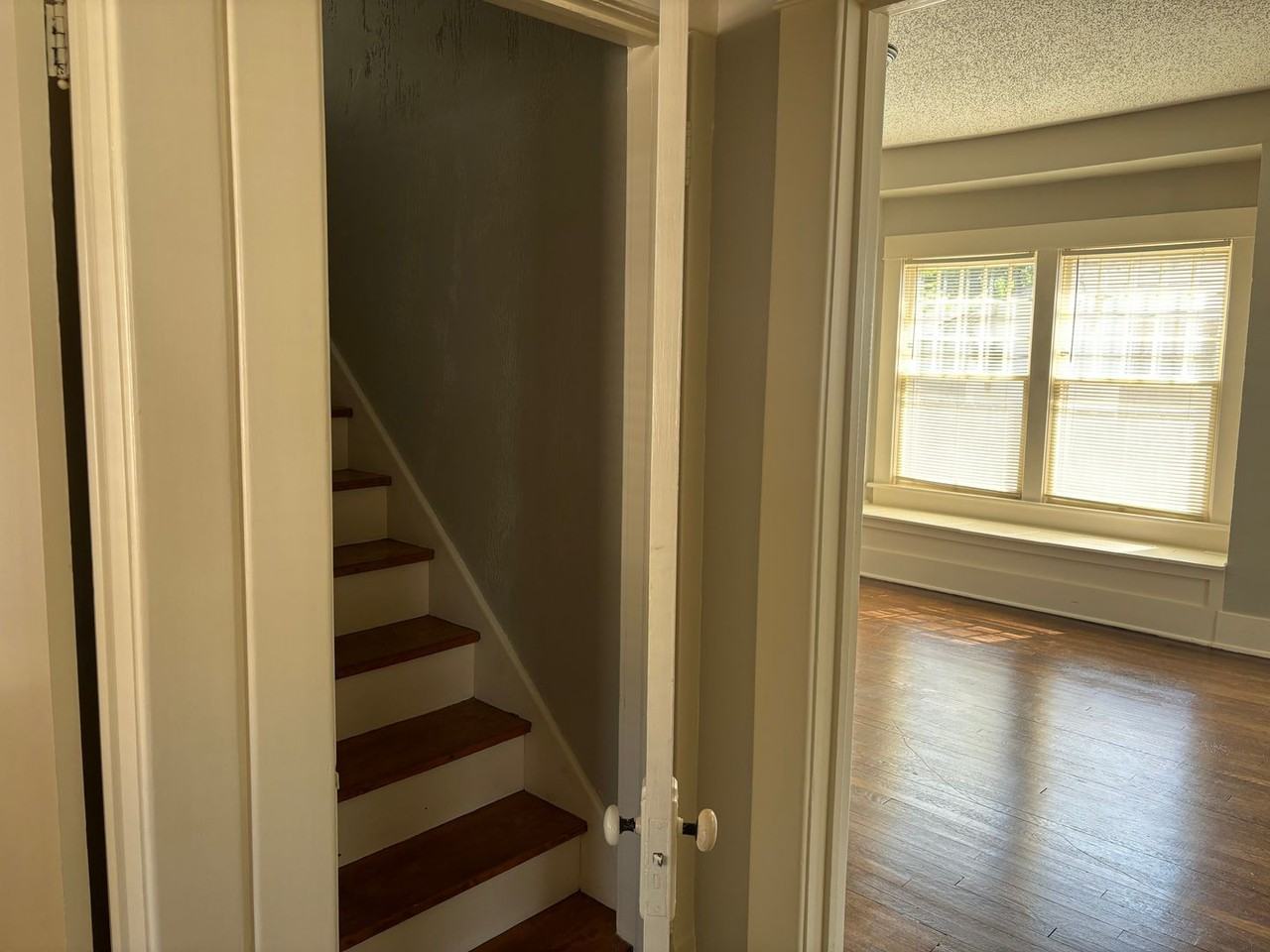 410 N Volutsia Ave - Photo 6 of 18