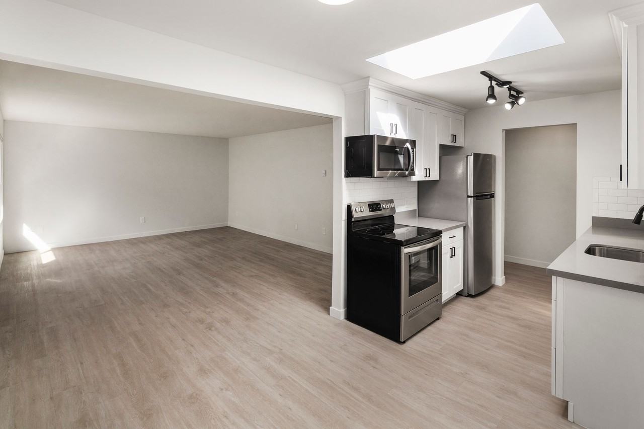 Large 2 Bed Apartment with Brand New Interior - Photo 2 of 26