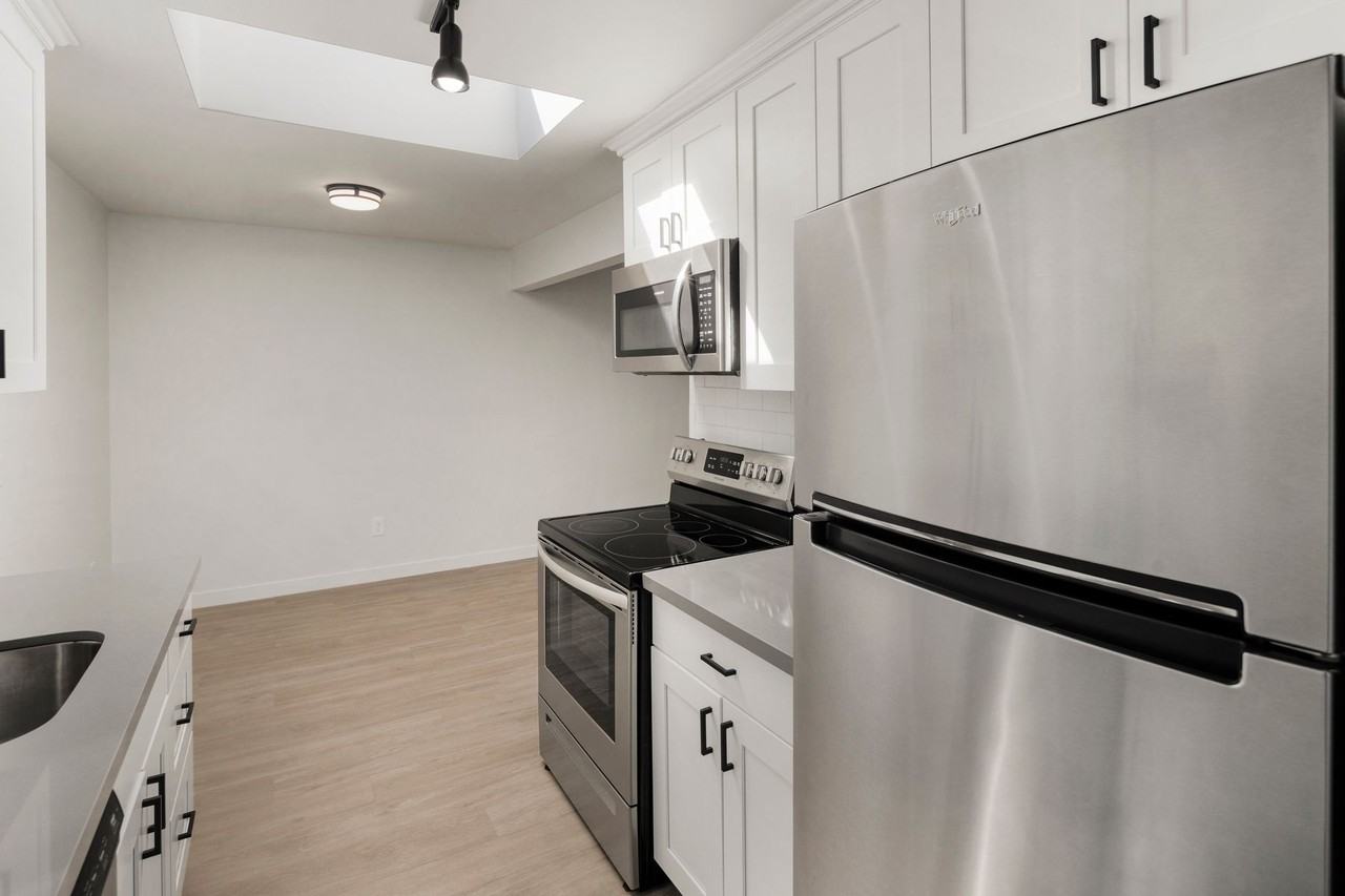 Large 2 Bed Apartment with Brand New Interior - Photo 5 of 26