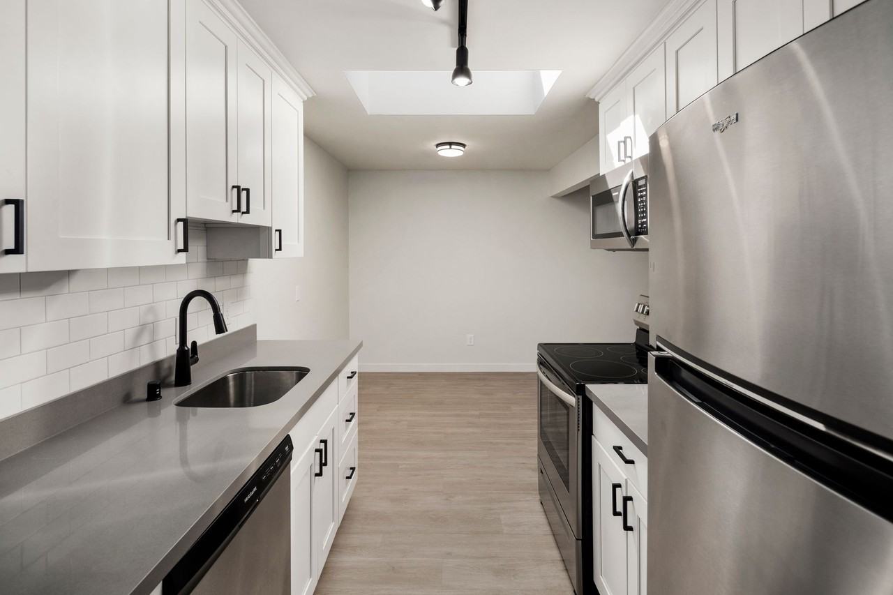 Large 2 Bed Apartment with Brand New Interior - Photo 6 of 26