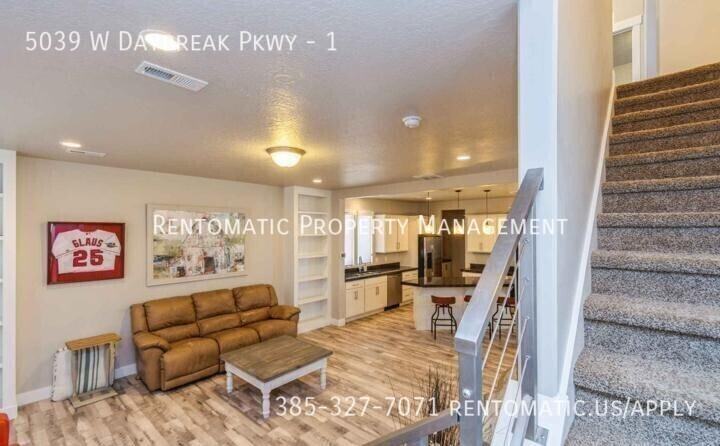 5039 W Daybreak Pkwy #1 - Photo 4 of 10