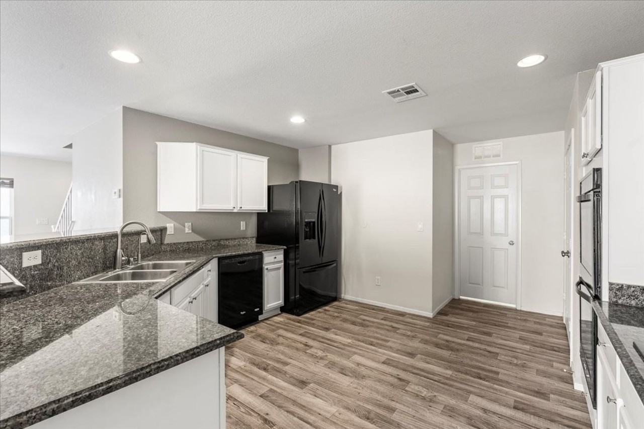 10634 Ostend Ave - Photo 5 of 34