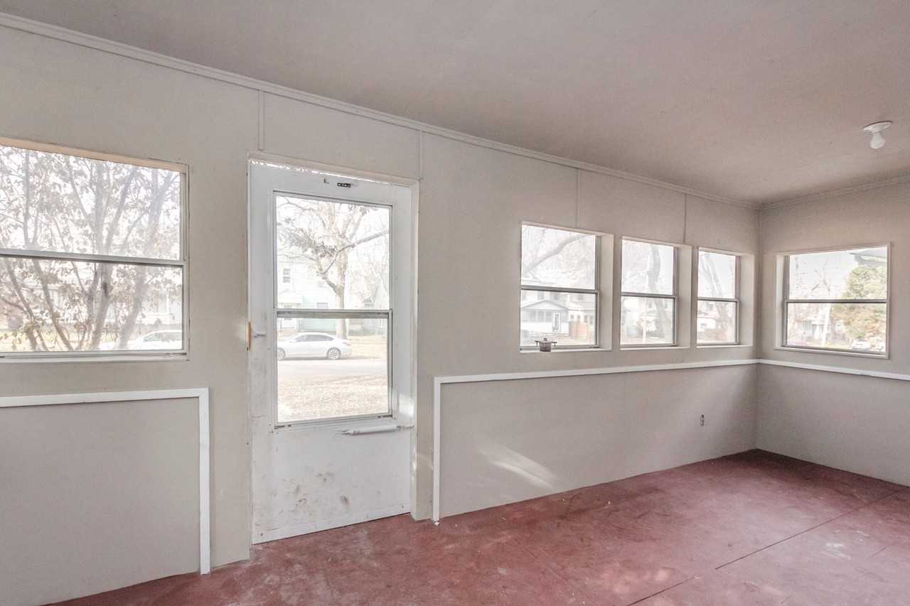 1119 23rd St - Photo 2 of 15
