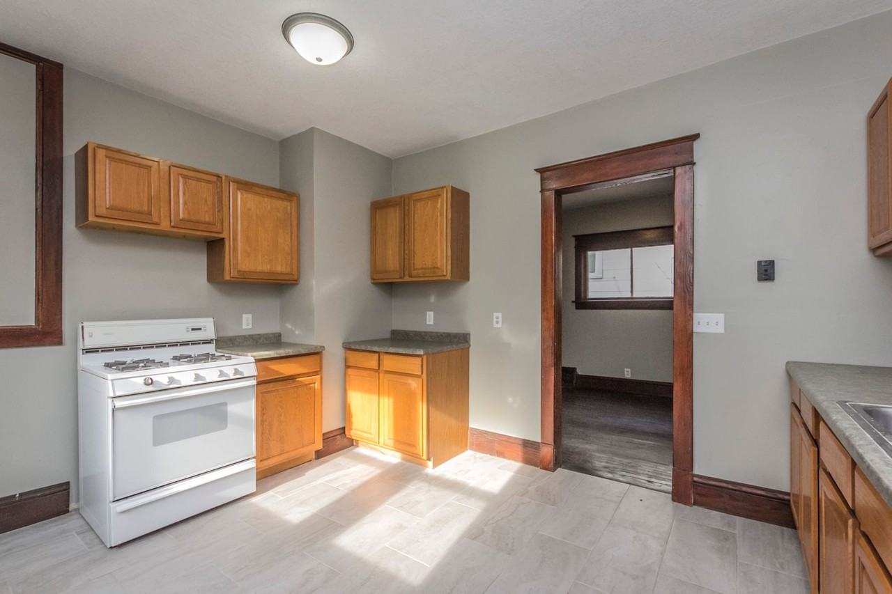 1119 23rd St - Photo 3 of 15