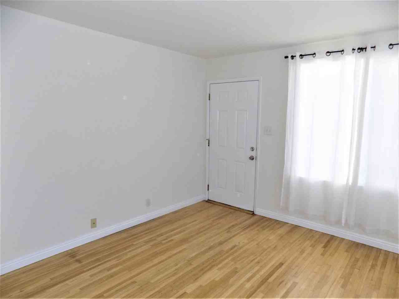 324 W 19th St - Photo 4 of 11