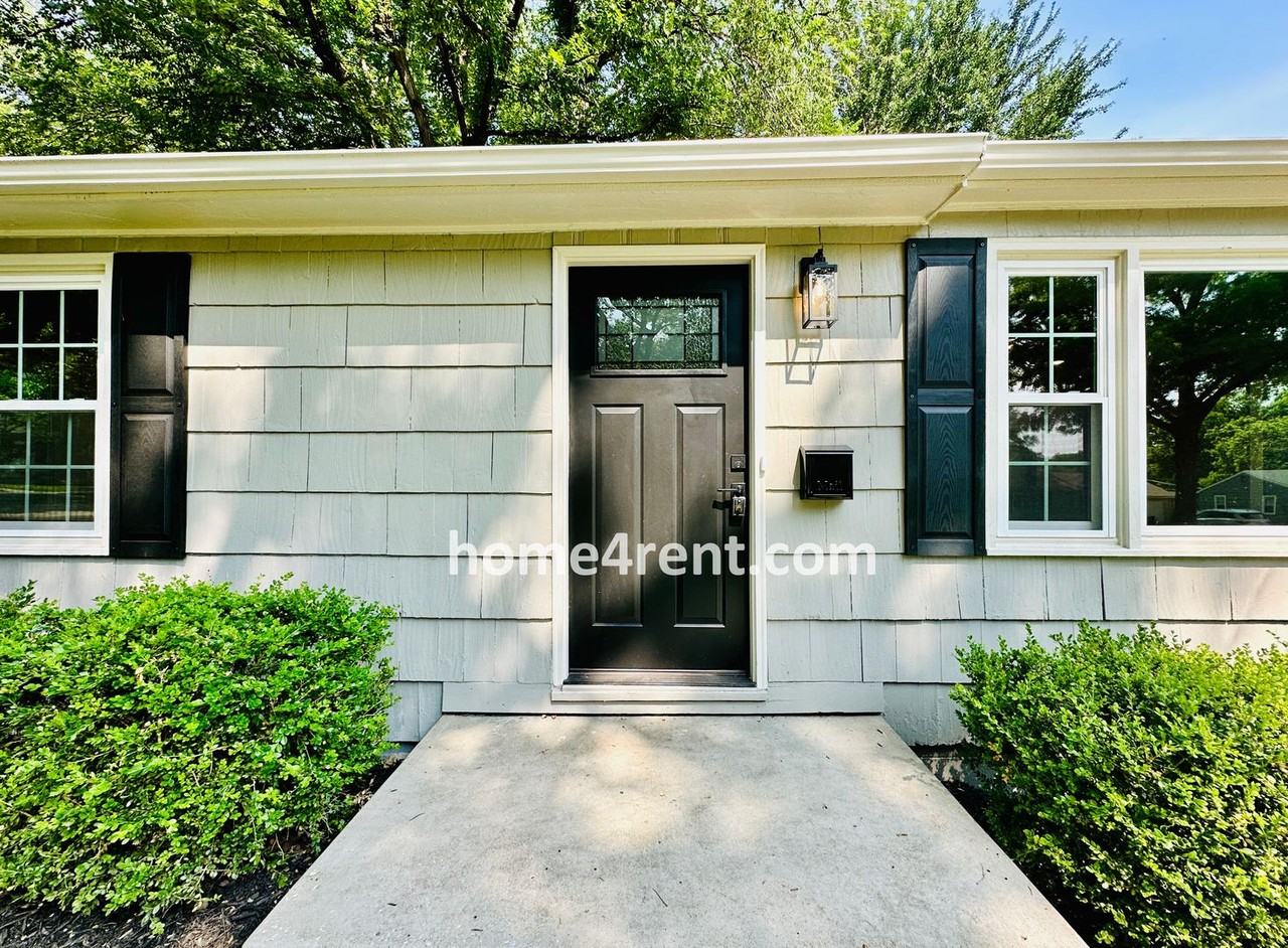 8834 Hemlock Dr - Photo 2 of 50