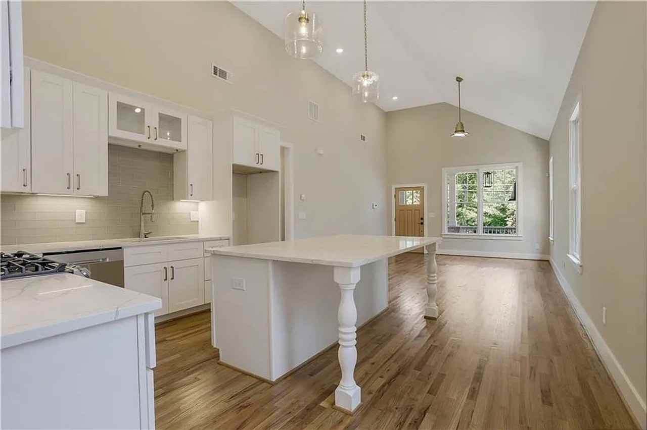 526 Langhorn St Sw - Photo 3 of 22