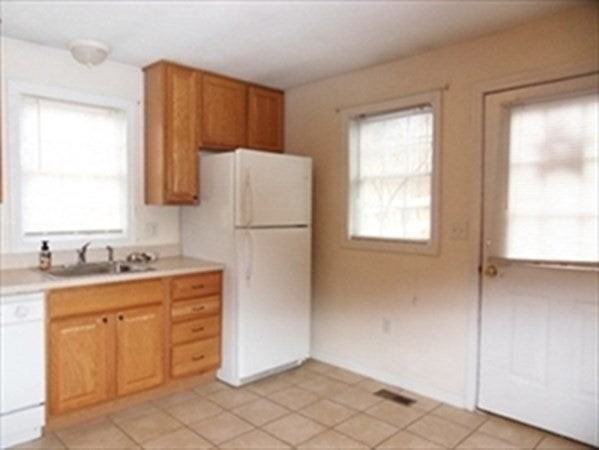 220 Main St - Photo 2 of 12