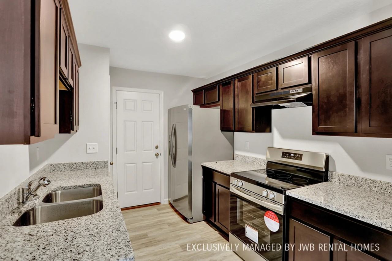 5545 Harrold Ave - Photo 3 of 8