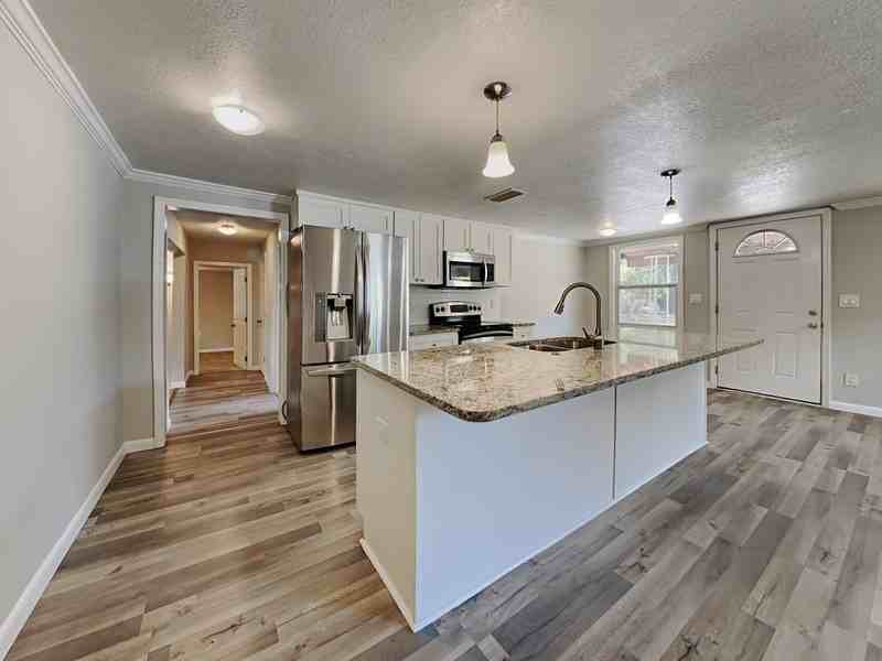 11320 N Boulevard - Photo 2 of 24
