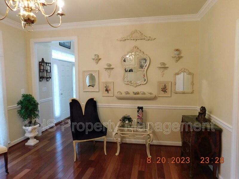 2055 Freeman Dr - Photo 5 of 30
