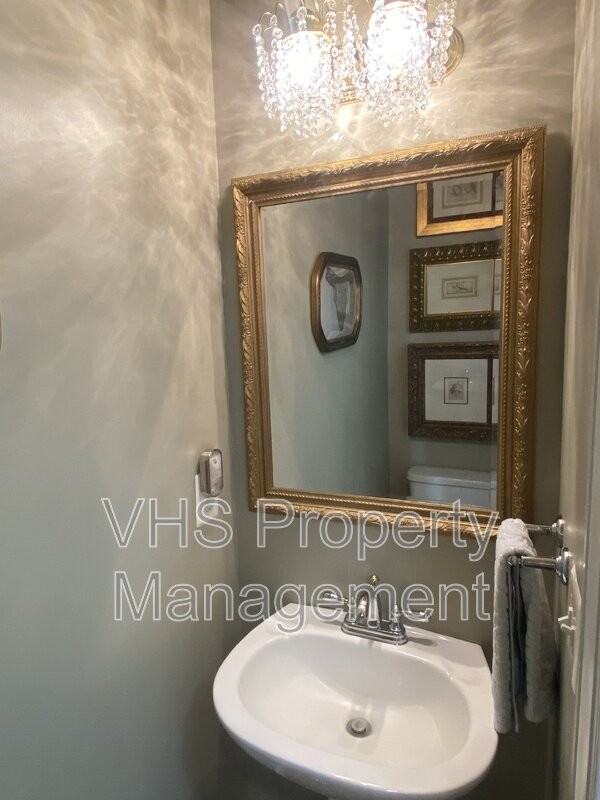 2055 Freeman Dr - Photo 6 of 30