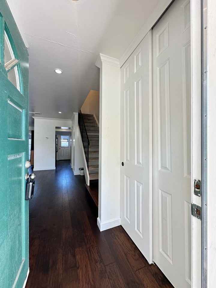 21 Belvedere Ct - Photo 2 of 28