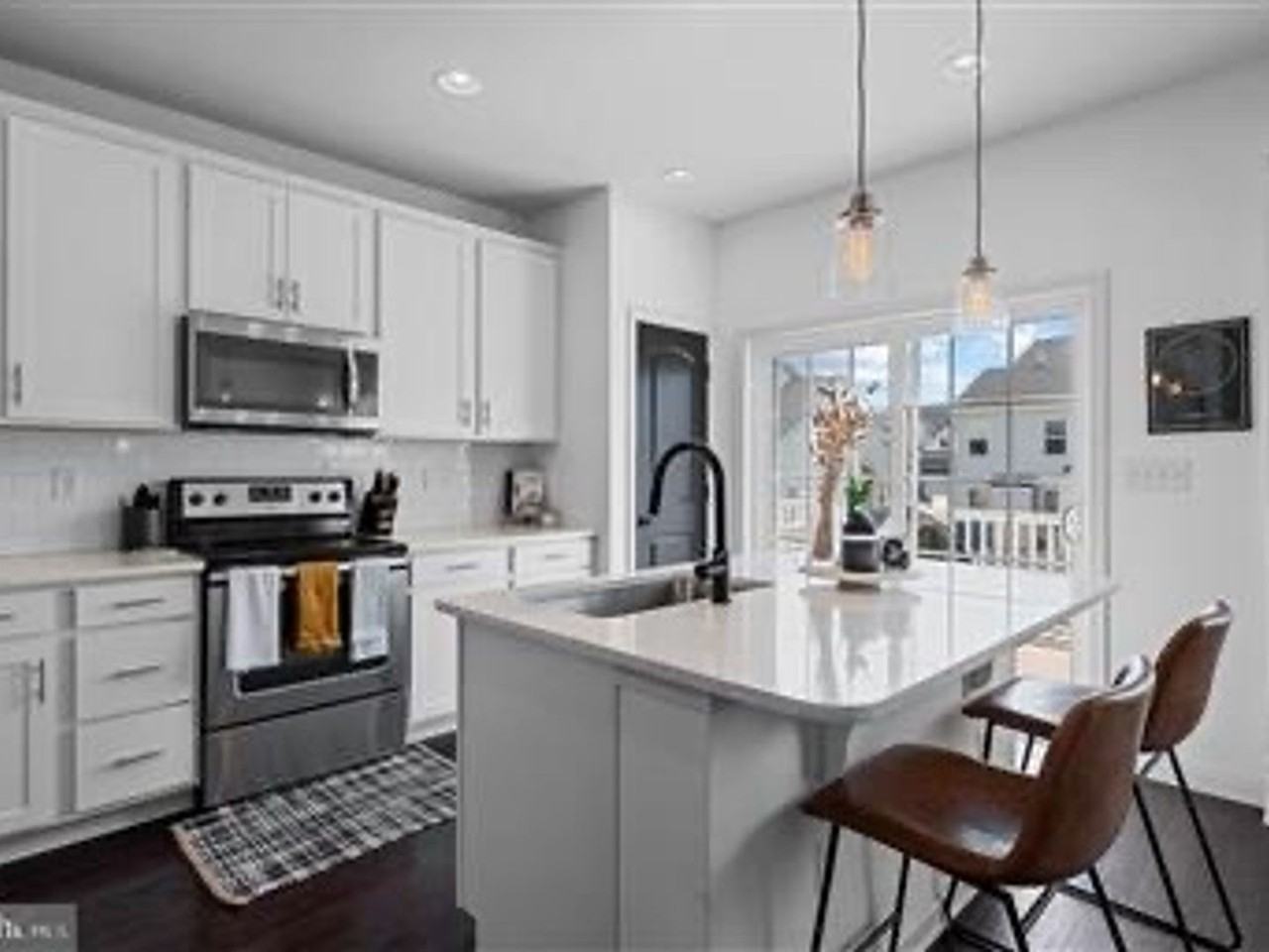 525 Liam Pl - Photo 3 of 21