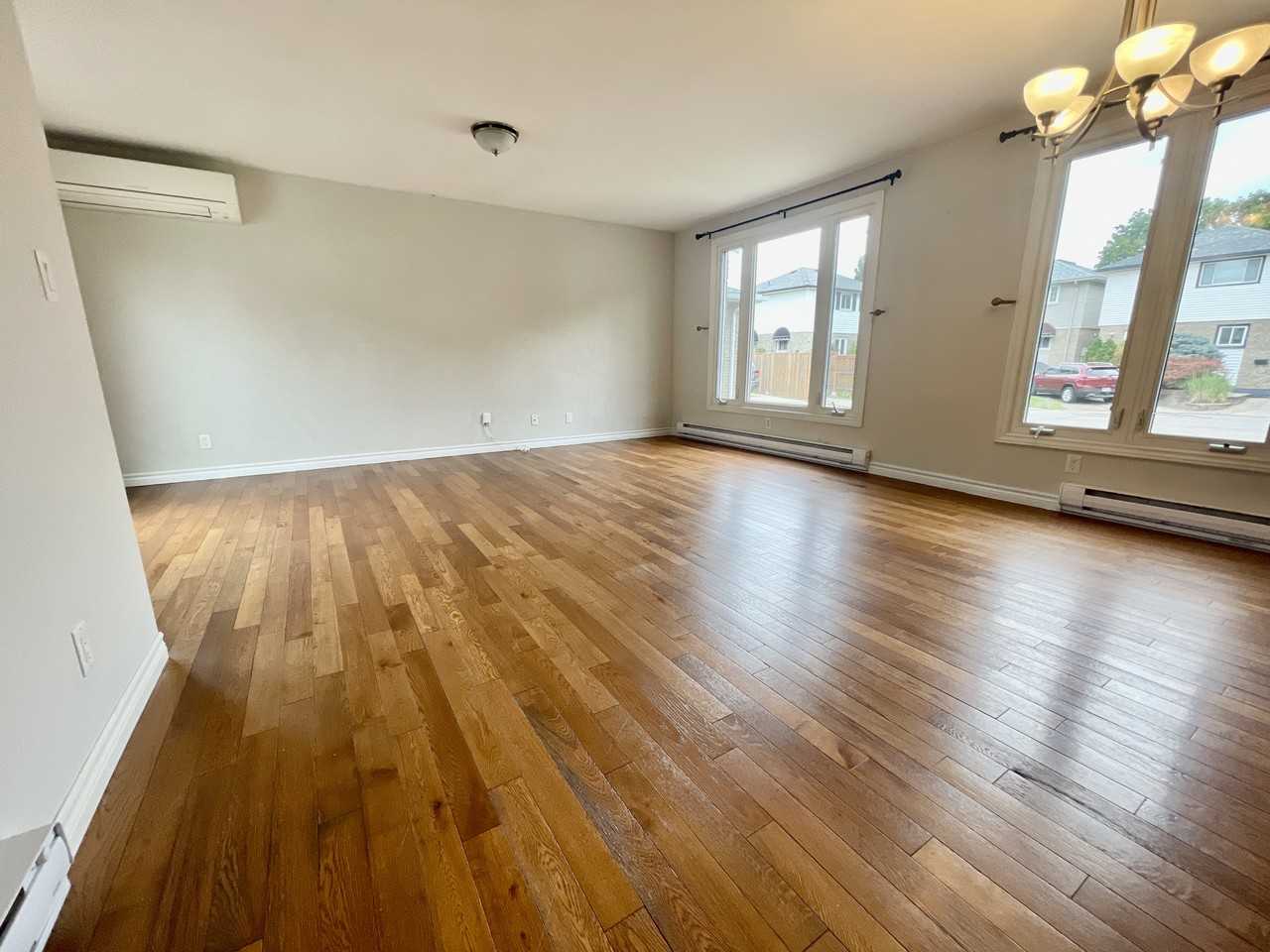 1582 Bayswater Crescent - Photo 2 of 37