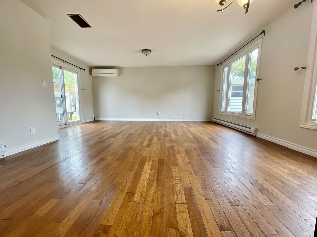 1582 Bayswater Crescent - Photo 3 of 37