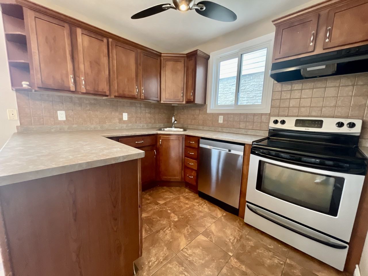 1582 Bayswater Crescent - Photo 7 of 37