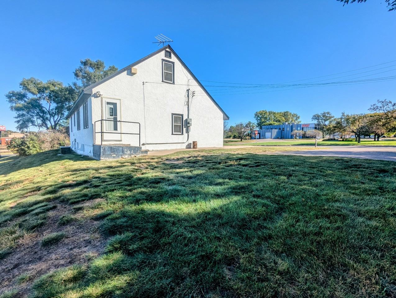 2303 Atlantic St - Photo 4 of 20