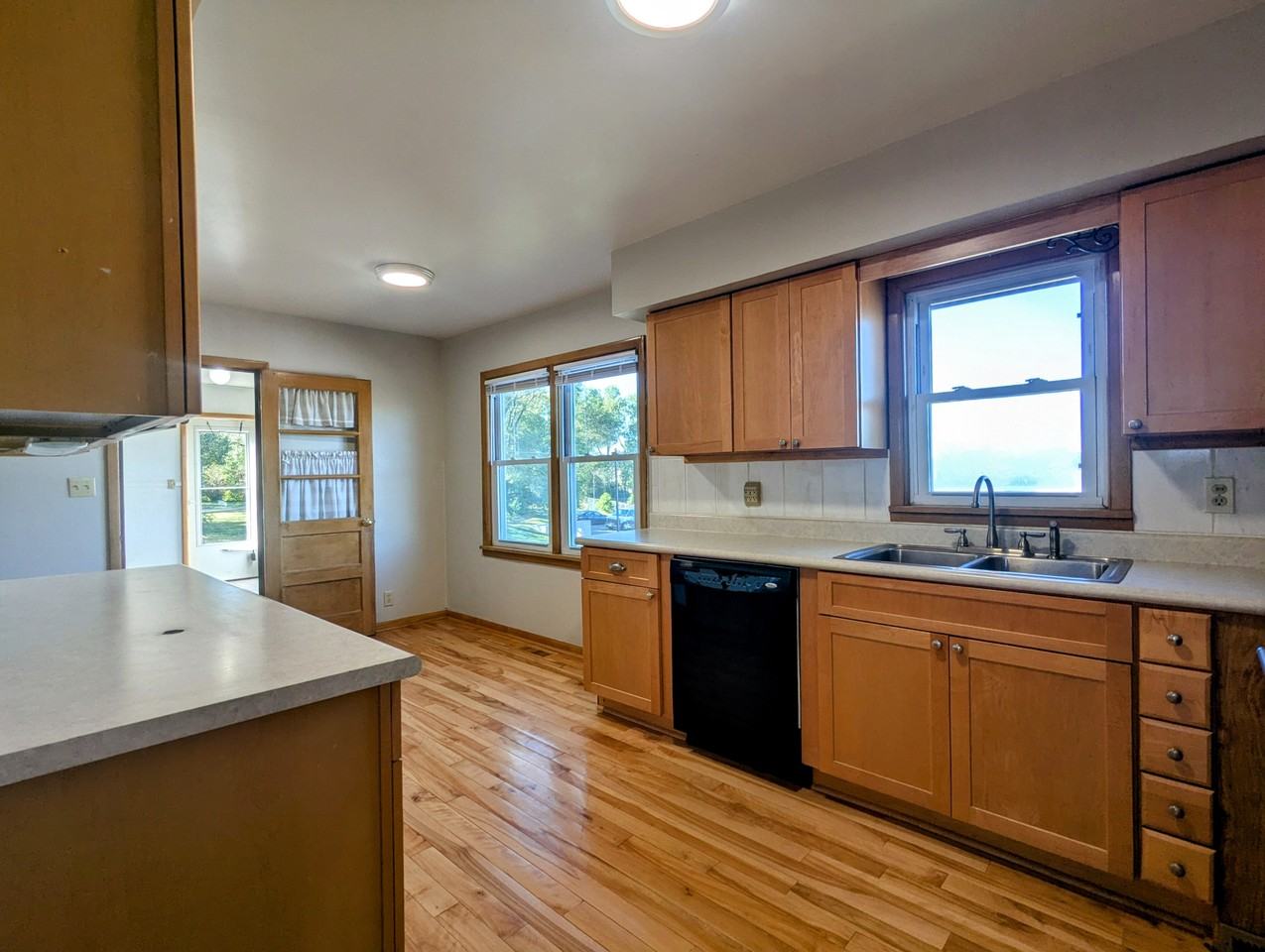 2303 Atlantic St - Photo 7 of 20