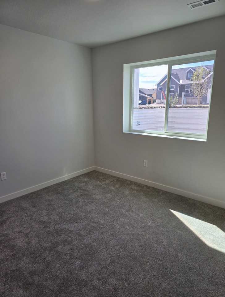 3068 North Ogden Avenue - Photo 5 of 11
