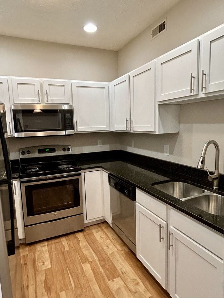 Park Madison Apartments - Photo 7 of 36