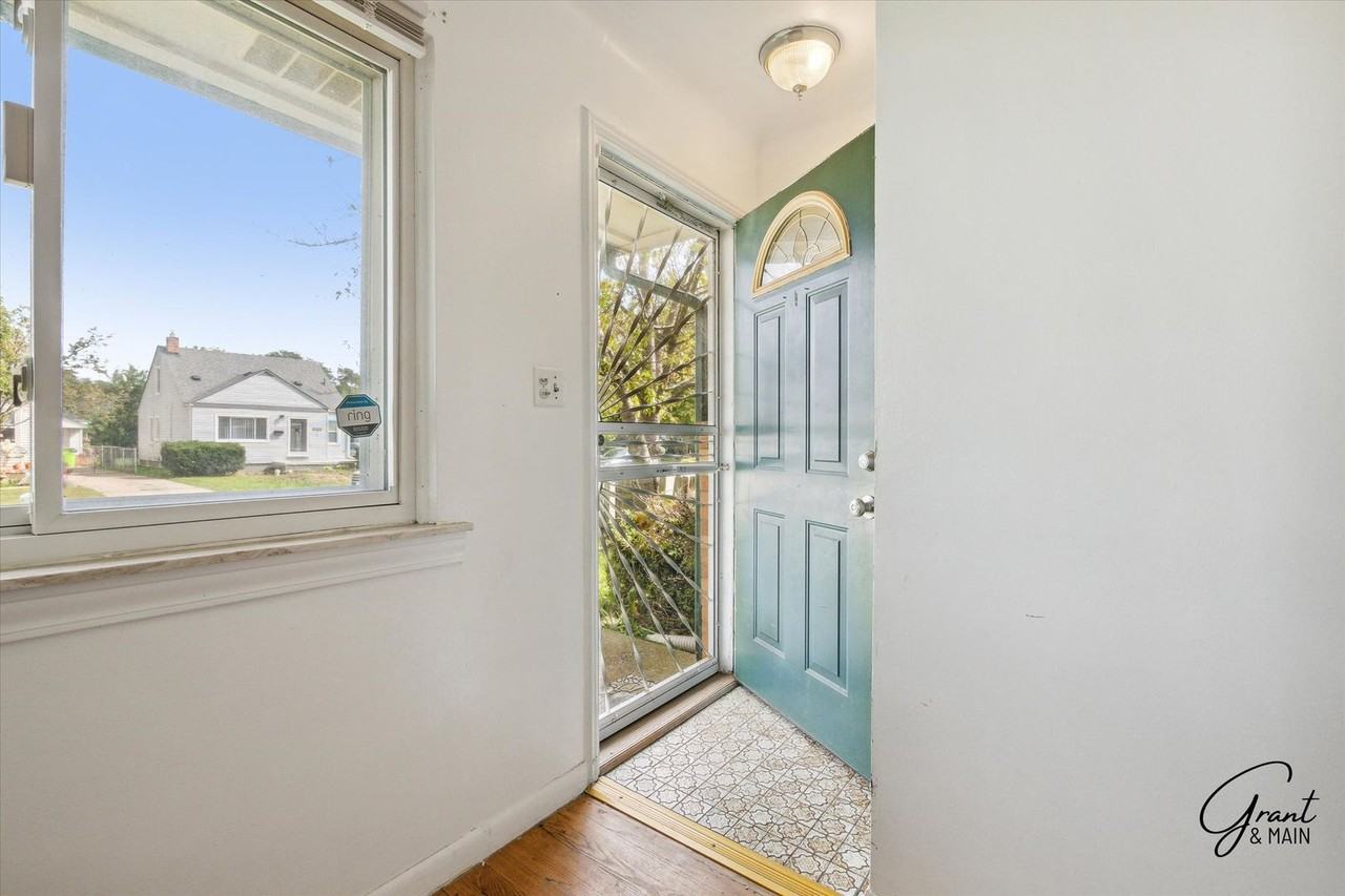 22843 Lambrecht Ave - Photo 3 of 18