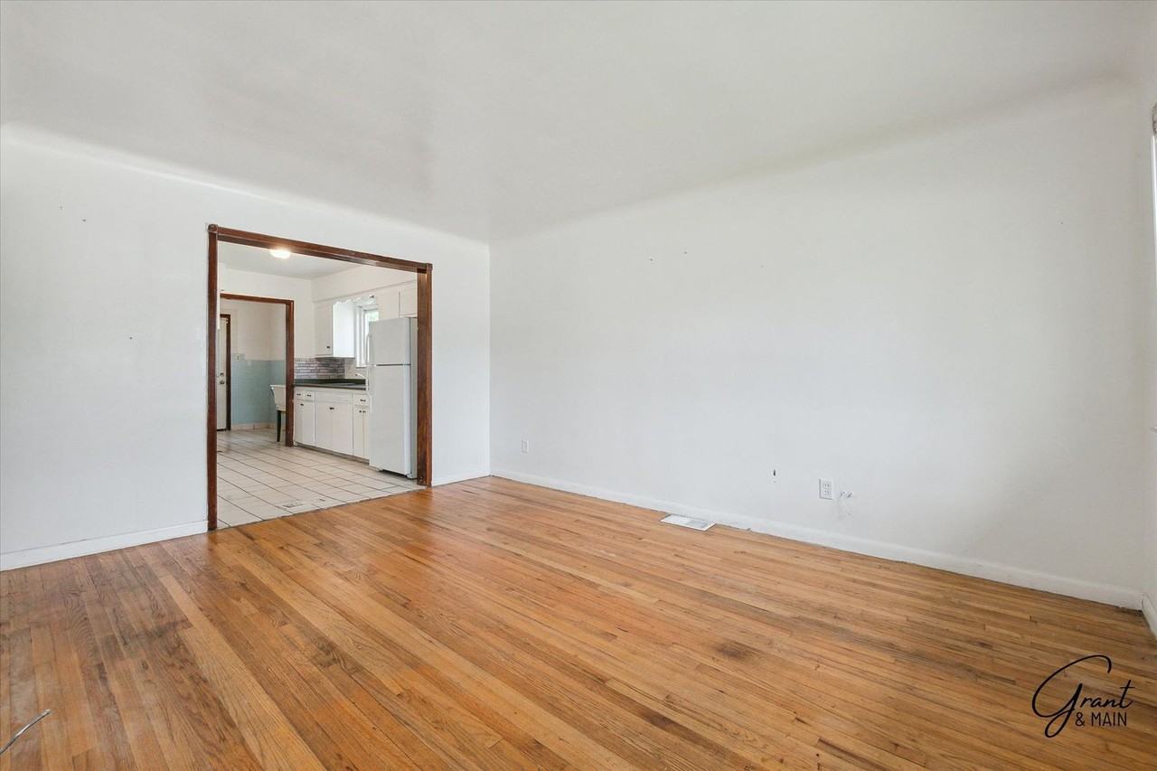 22843 Lambrecht Ave - Photo 5 of 18