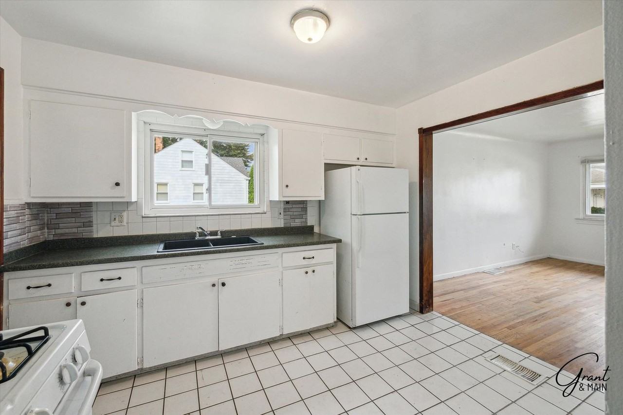 22843 Lambrecht Ave - Photo 6 of 18