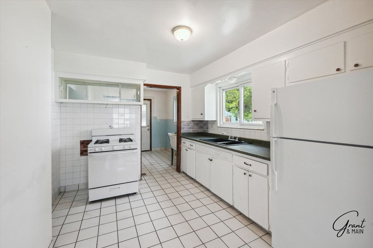 22843 Lambrecht Ave - Photo 7 of 18