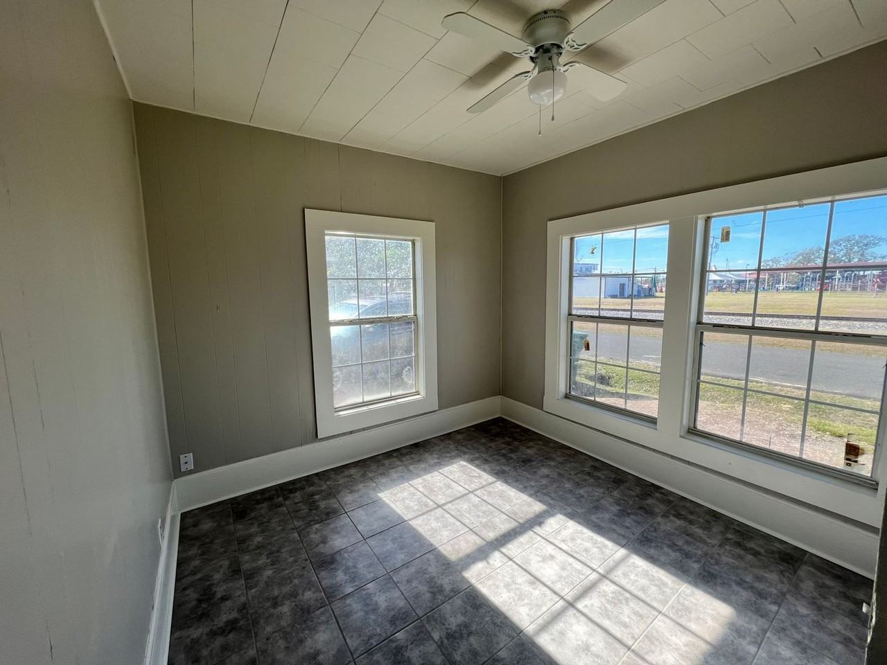 306 N Main St - Photo 2 of 8