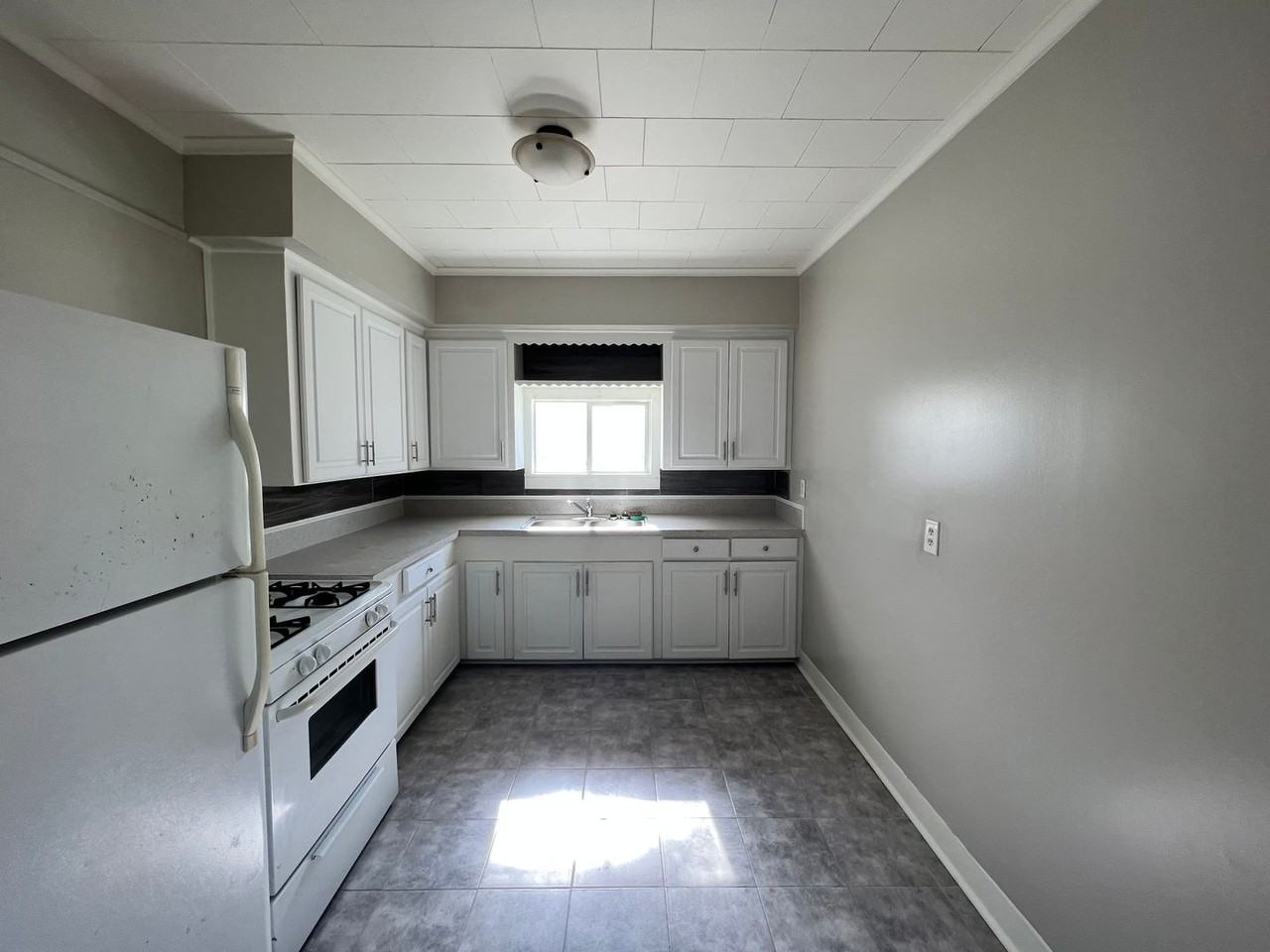 306 N Main St - Photo 3 of 8